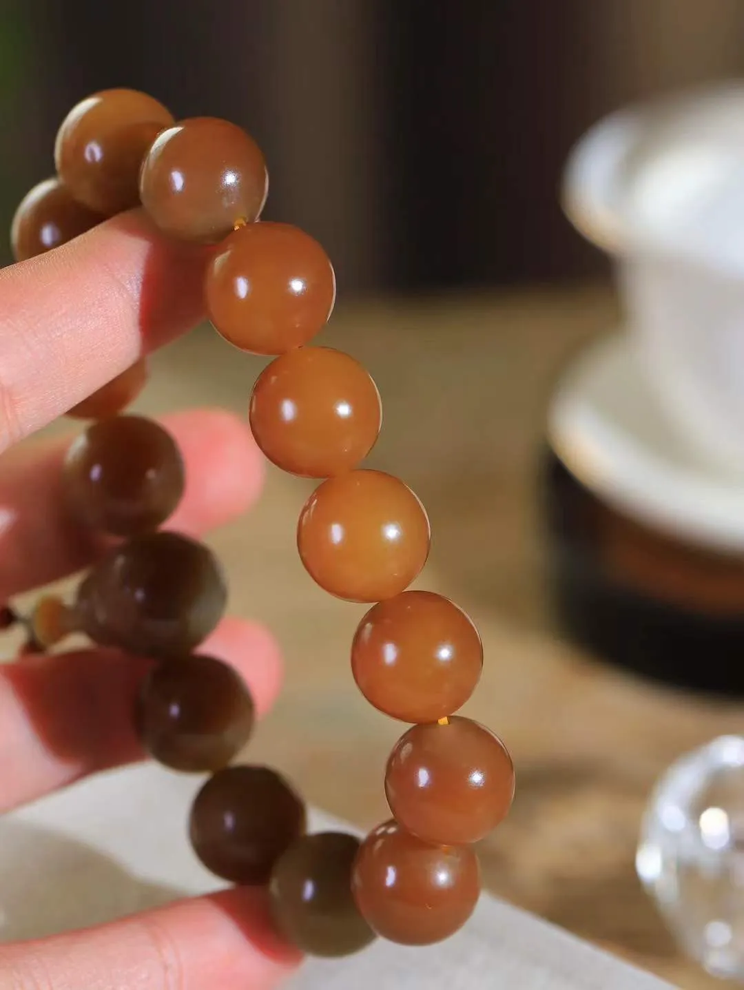 【珠圆玉润.手串】

精品和田玉糖玉珠圆玉润手串 玉质温润细腻  整串打磨圆润，佩戴舒适。珠珠落玉盘，间关莺语花底滑，一生美好时光，无论身在何处，都有它相伴相守。事事顺遂，幸福美满，吉祥如意。重80.9克   尺寸取一14.9mm   FDL-69115800