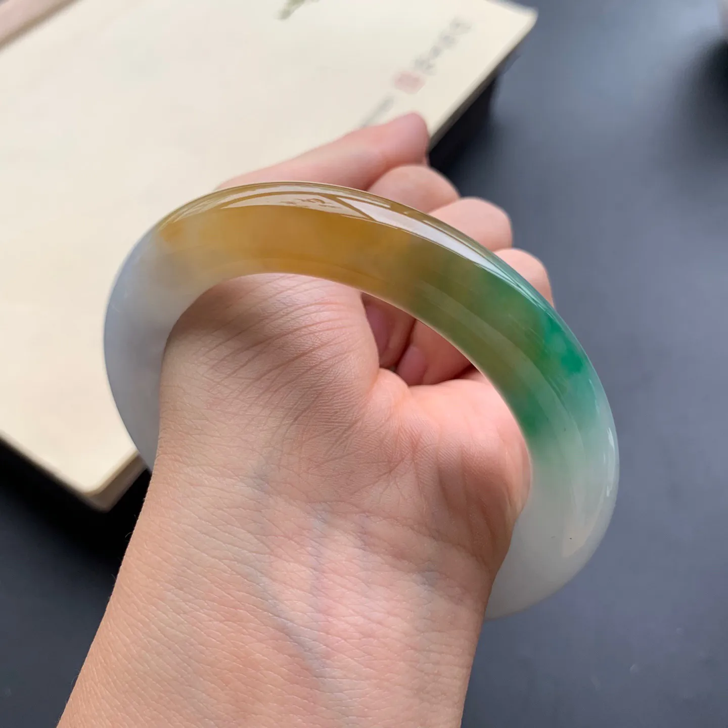 60圈口黄翡飘绿圆条手镯 尺寸：60-11.8，无纹裂，细腻光滑，色泽亮丽