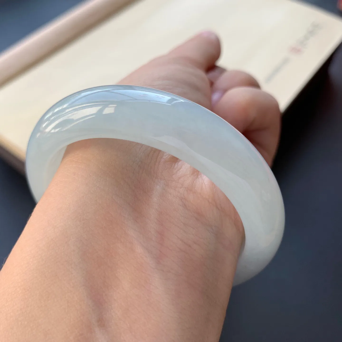 52圈口细糯正圈手镯 尺寸：52-13.5-8.2，无纹裂，细腻釉洁，清爽干净