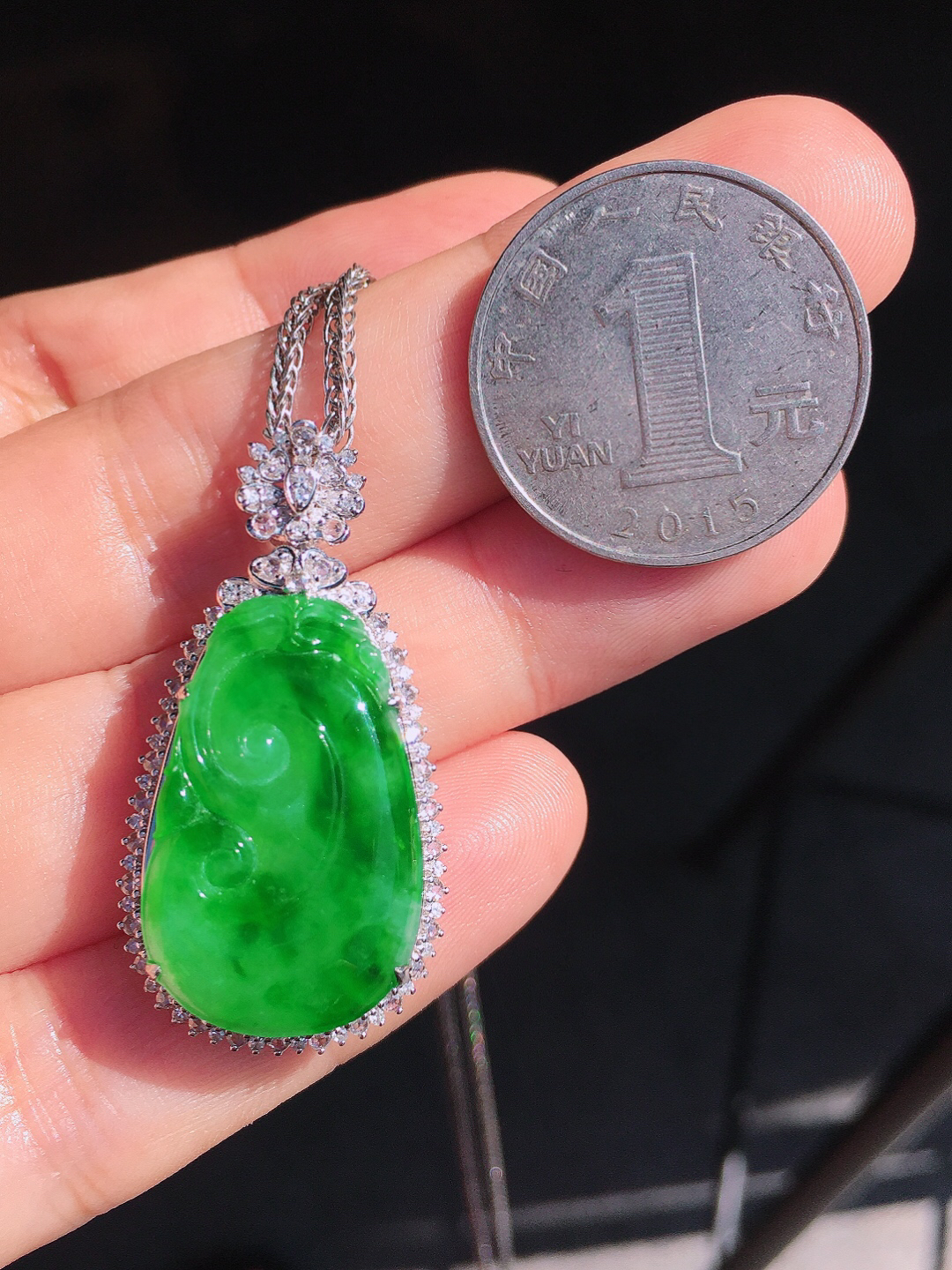 阳绿如意吊坠，色泽均匀艳丽，玉质细腻，荧光感超
强，饱满圆润，尽显优雅气质，18k
金豪华镶嵌