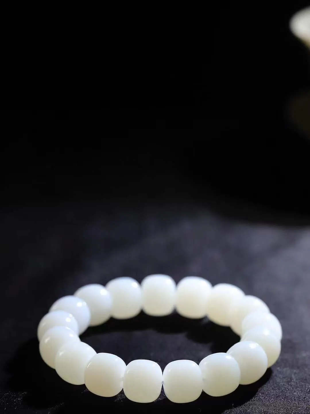 （老型珠.手串）

精品 和田玉白玉老型珠手串，也可做手持，玉质细腻油润 饱满光滑 质朴无华，悠远简单，人心境界远，百世修炼深，心灵常驻善意持，觉悟人生百世修。重74.4克    尺寸取一12.4-13.9mm    54110231L