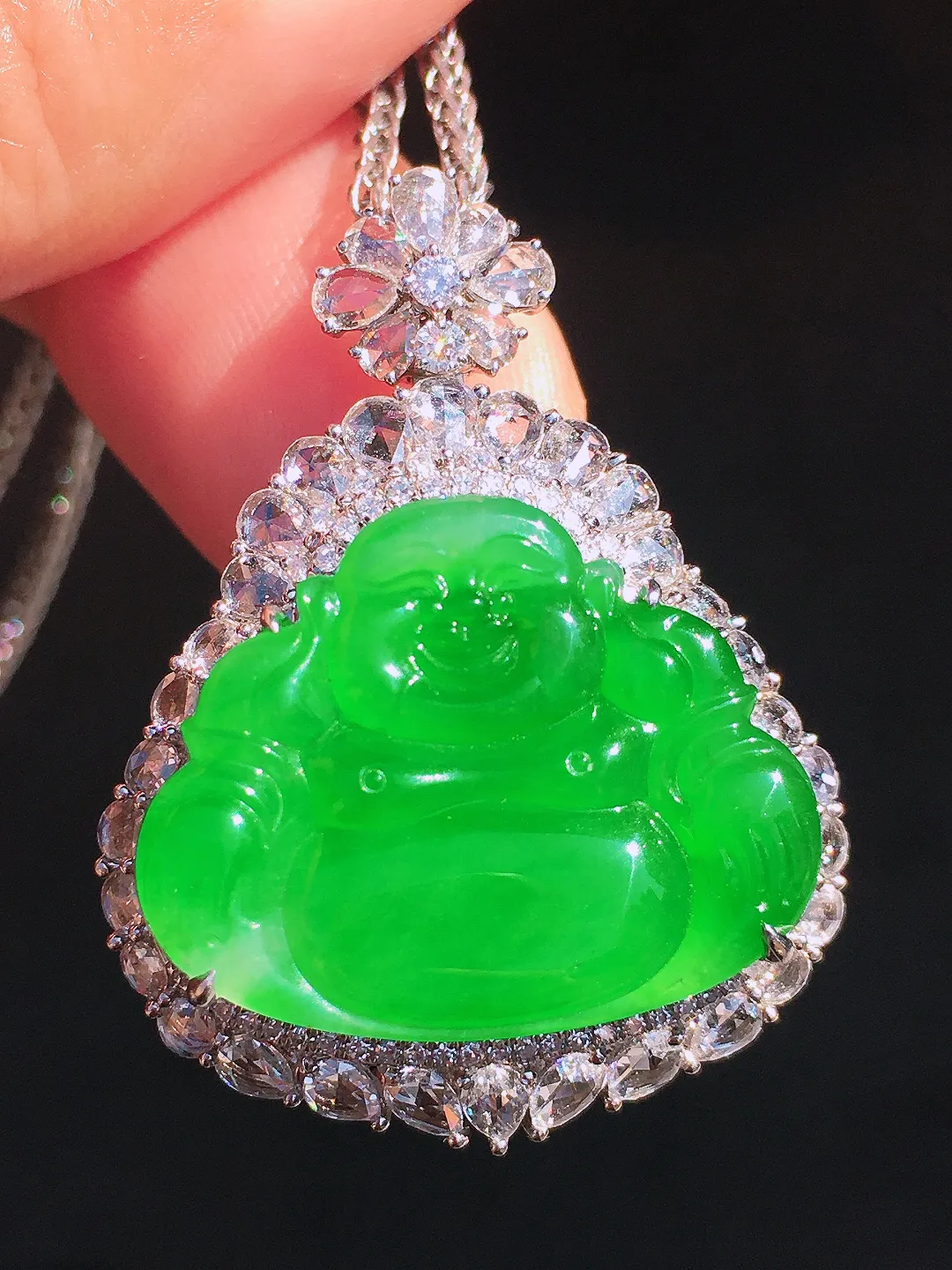 阳绿佛公吊坠，色泽均匀艳丽，玉质细腻，荧光感超
强，饱满圆润，尽显优雅气质，18k
金豪华镶嵌