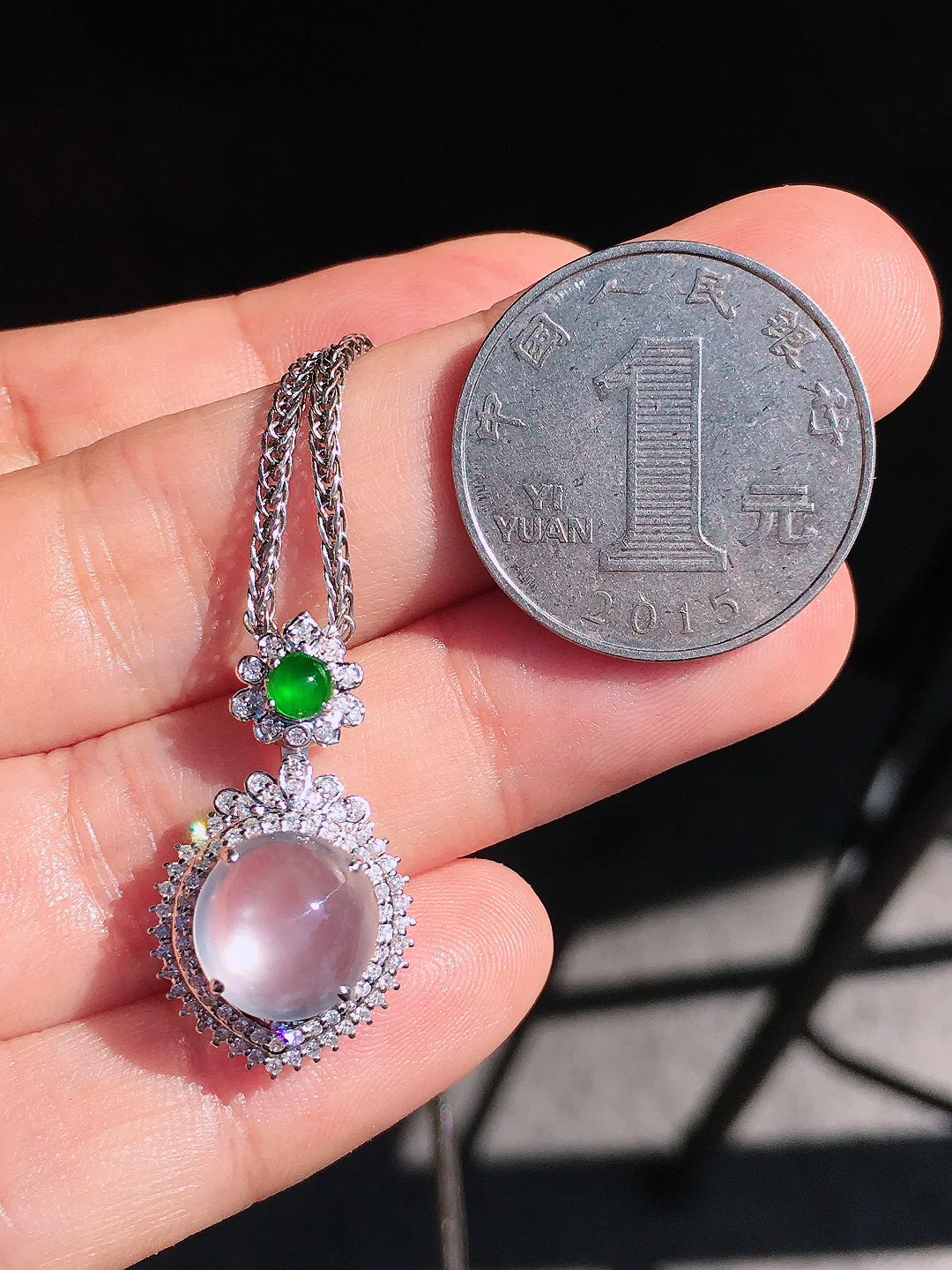 玻璃种蛋面吊坠，玉质细腻，荧光感超
强，饱满圆润，尽显优雅气质，18k
金豪华镶嵌