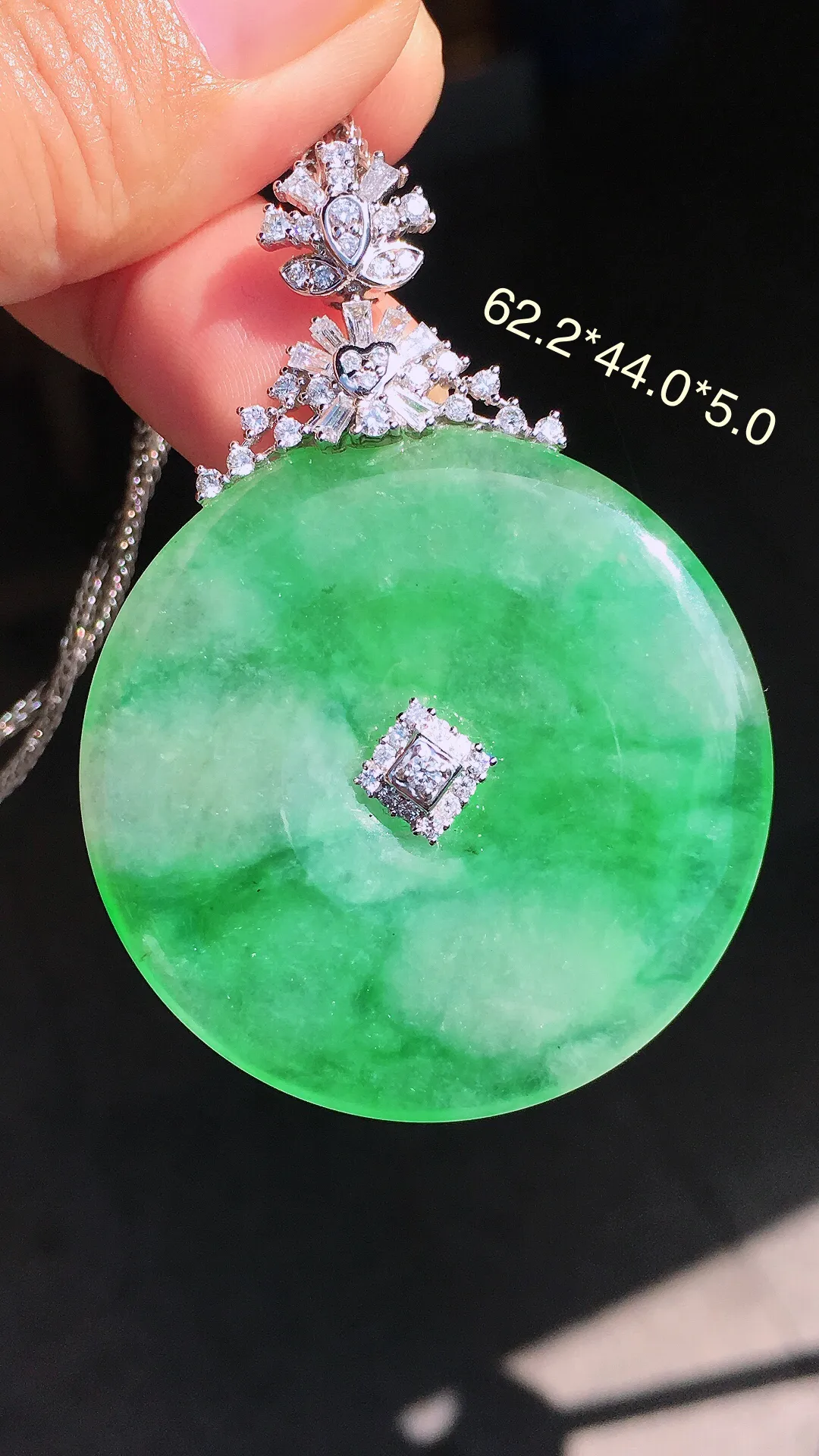 飘绿平安扣吊坠，色泽艳丽，玉质细腻，荧光感超
强，饱满圆润，尽显优雅气质，18k
金豪华镶嵌