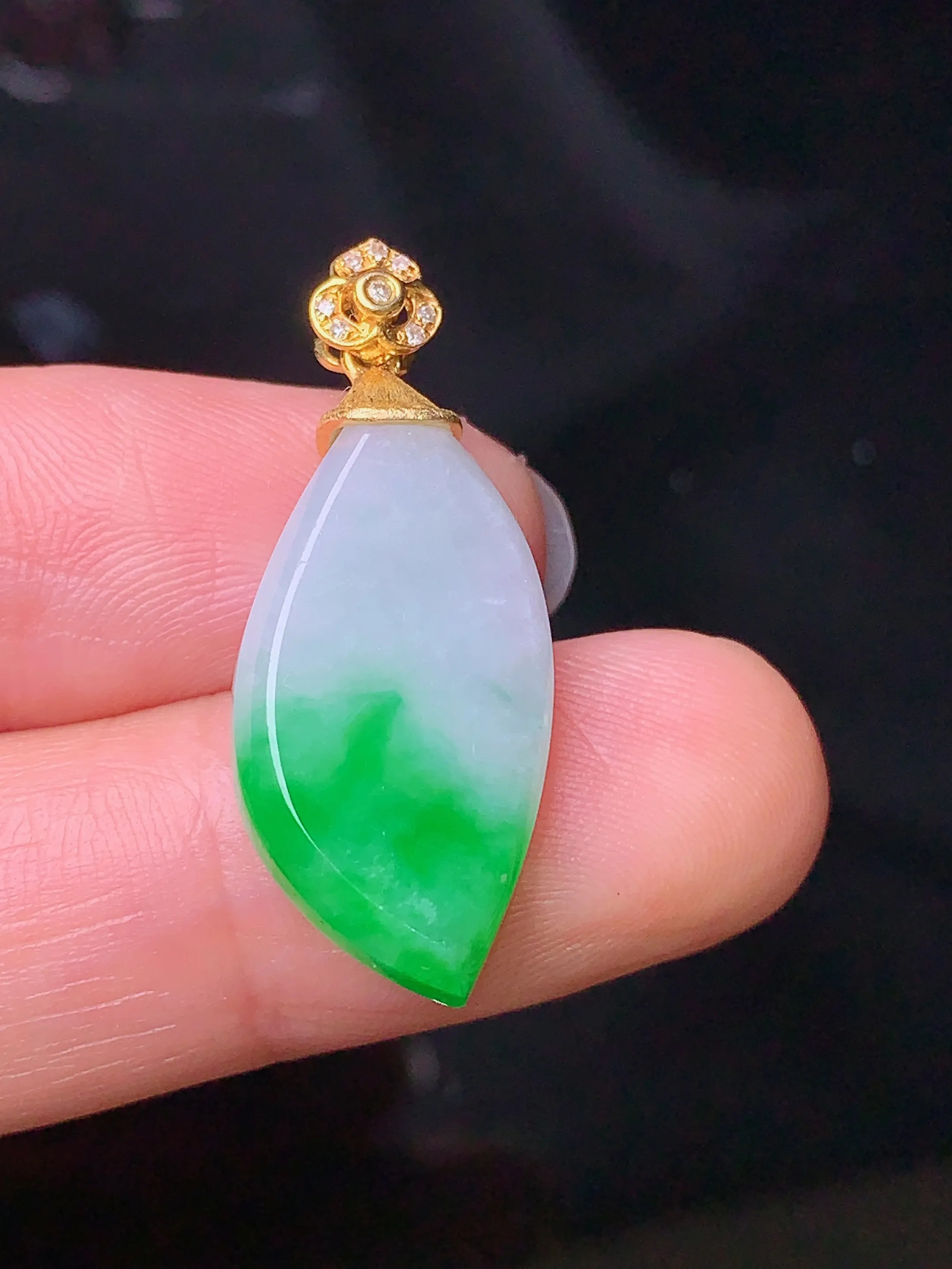 18k金钻镶嵌飘绿随形吊坠 玉质细腻 色泽清新艳丽 整体尺寸29.5*12*4