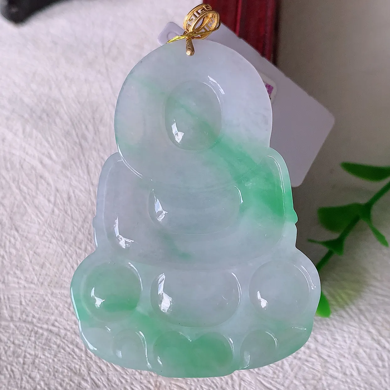 18K金镶嵌冰飘绿翡翠观音菩萨吊坠，赐福翡翠观音，观音面相端庄，品相佳，佩戴气质！#35.7整体58裸石52*36.5*6.2