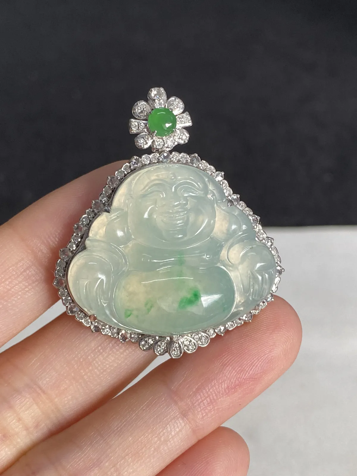 翡翠冰糯种飘绿吊坠，伴钻石