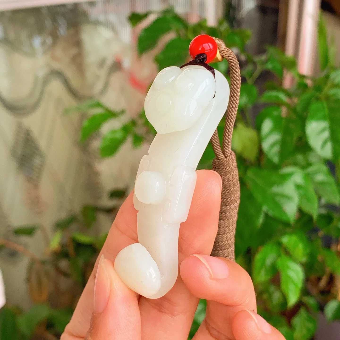 和田玉白玉如意挂件。尺寸67/21/18重31.5克。玉质细腻油润。手推出油。佩戴高端典雅。lt25