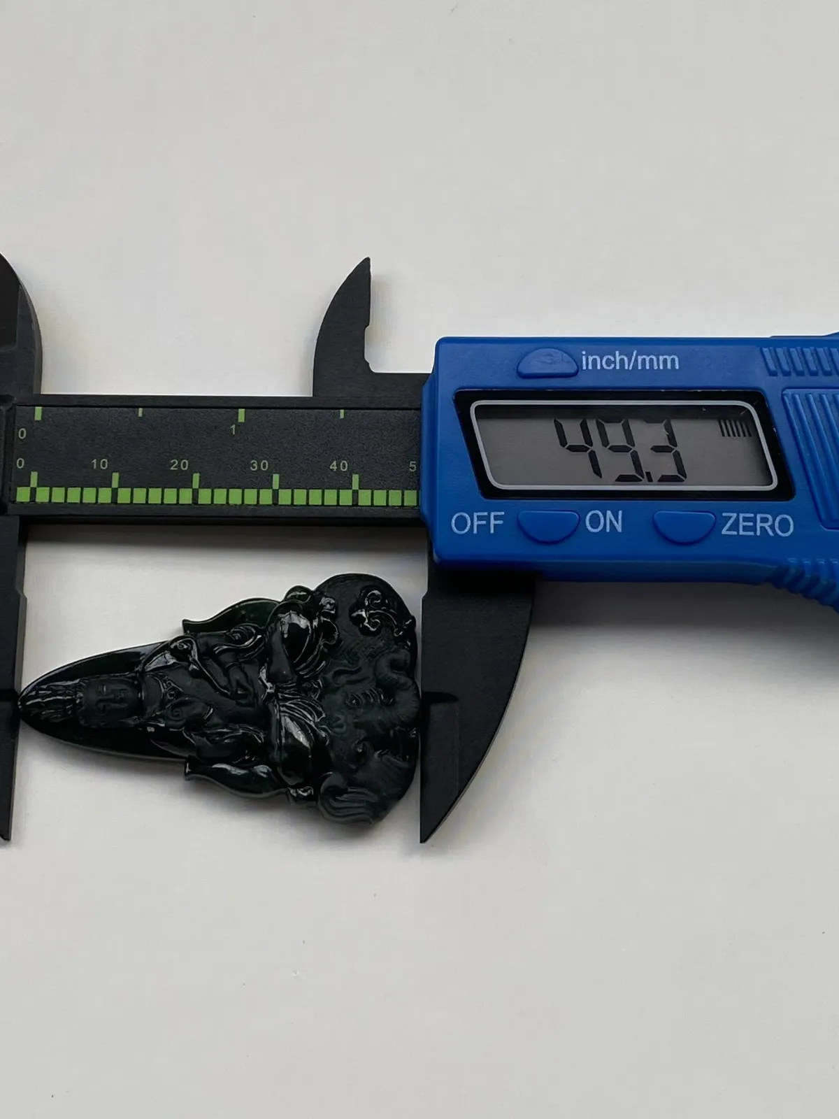 墨翠【普贤菩萨】细腻干净，黑度好、性价比高，雕工精湛，打灯透绿‘