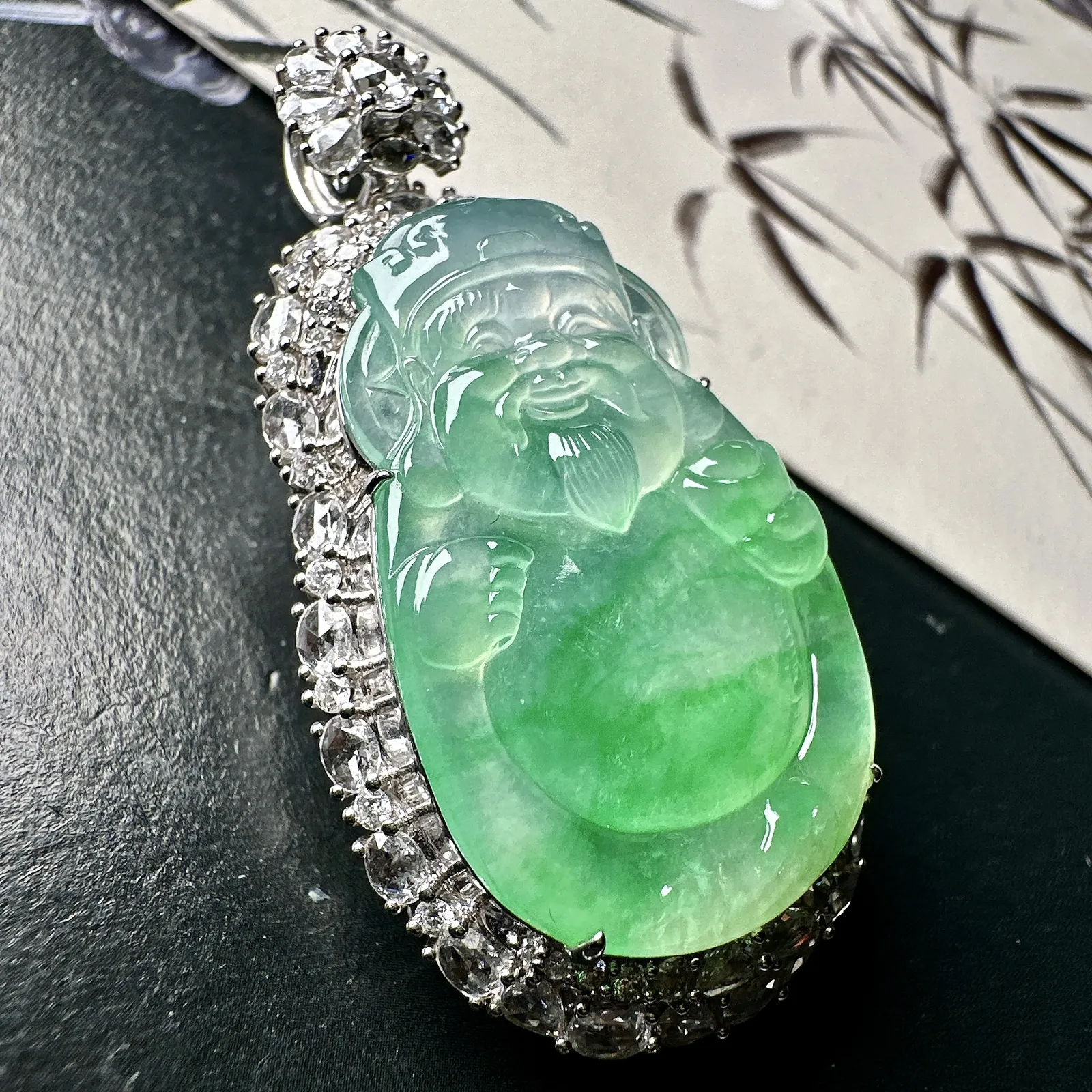 【冰种飘绿财神】质地细腻，饱满圆润，笑口常开，18k金钻镶嵌，裸石尺寸31.6*20.4*4.2毫米
