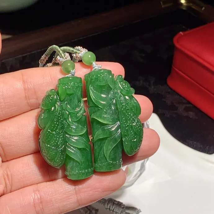 单个价！和田玉阳绿俄罗斯碧玉一鸣惊人节节高升挂件。尺寸44/22/14总重44.5克。玉质细腻油润。手推出油。佩戴高端典雅。lt251107