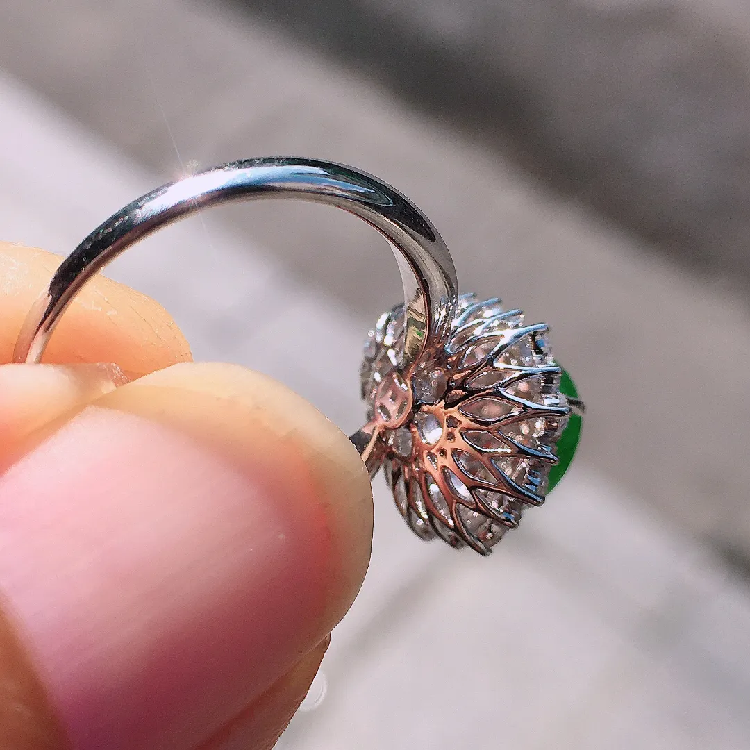 阳绿葫芦戒指，色泽均匀艳丽，玉质细腻，荧光感超
强，饱满圆润，尽显优雅气质，18k
金豪华镶嵌