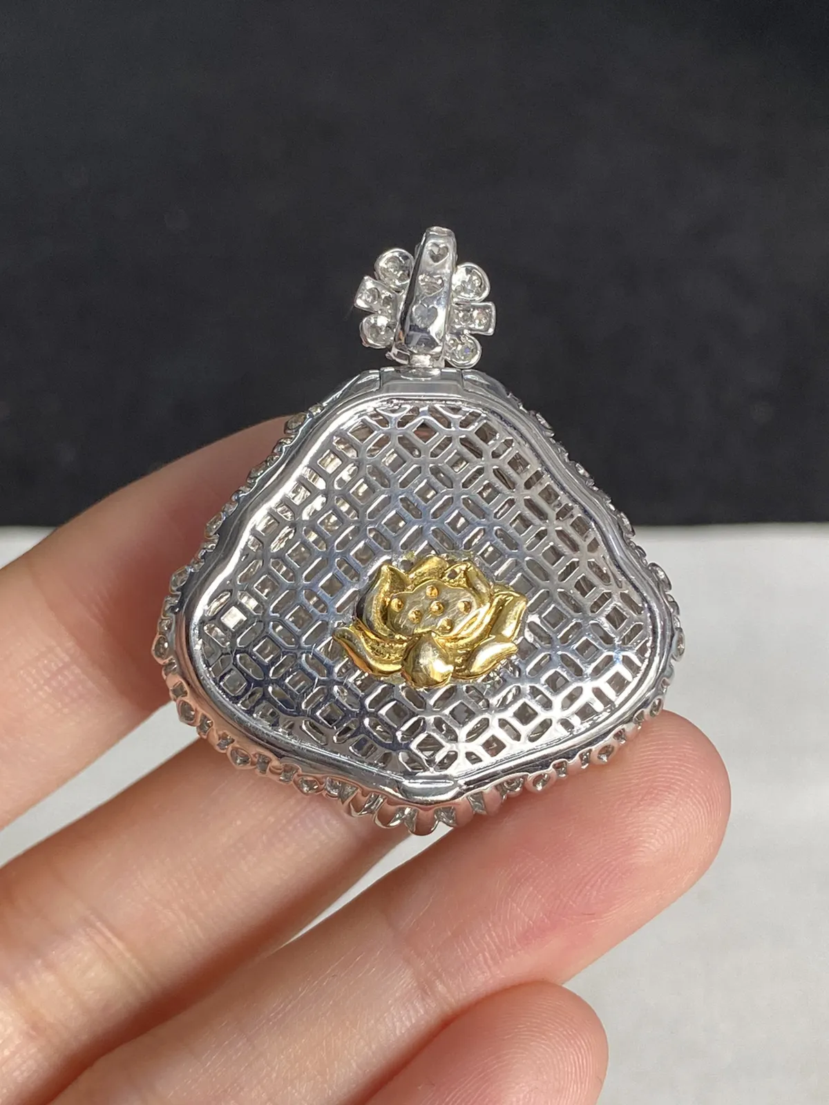 翡翠冰糯种飘绿吊坠，伴钻石