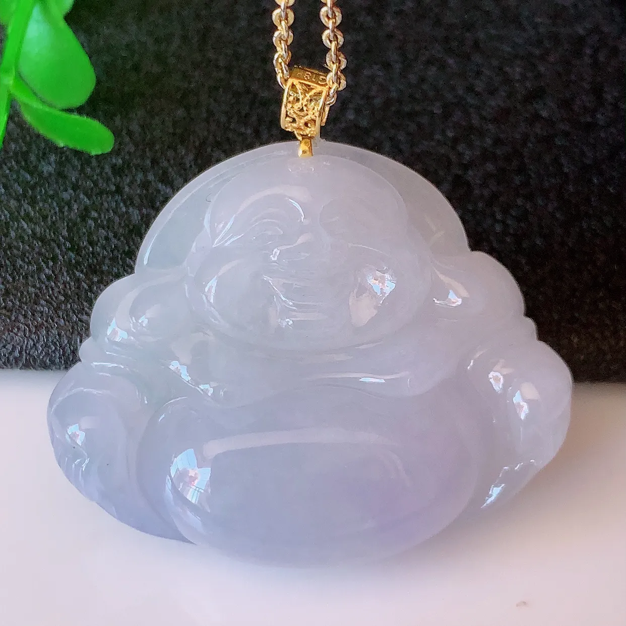 自然光实拍，18K金镶嵌冰紫罗兰翡翠佛公吊坠，饱满， 佛公亦保平安，寓意有福（佛公）相伴，品相佳，配戴优雅迷人！#41.7整体31.5裸石33.5*27*7.5