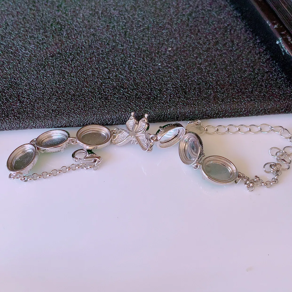 冰透满绿翡翠925银镶嵌手链，自然光实拍，翠色灵动，颜色漂亮，种老水足，品相佳，佩戴佳品！#97.7整体9*7.2*4裸石8-6.5