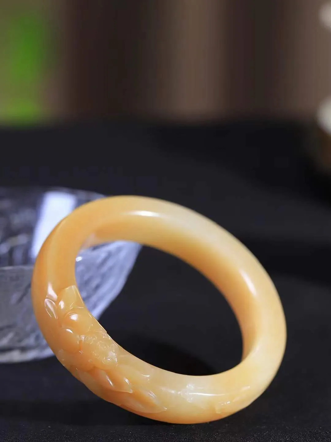 【连年有余.手镯】

精品和田玉糖白玉连年有余手镯 玉质温润细腻 油性十足 精雕鱼儿，鱼鳞精致美观，祥和清灵之气，飘逸灵动之态。佩于腕间清爽迷人，寓意吉祥美好，连年有余.生活富足 重74克 尺寸55.5-17.7-10.6mm 79110652T