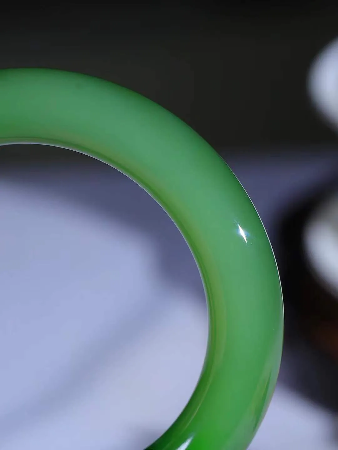 【碧波流转·手镯】

收藏级臻品️和田玉碧玉圆条手镯，玉质细腻温润，手感舒适，️线条流畅，简约大气，美自天成，佩戴于腕间，婉约之美，举手投足间透出那份低调奢华，醉人心扉。
重83.3克 内径圈口58mm  尺寸12.3-12.5mm  FDT-45110833