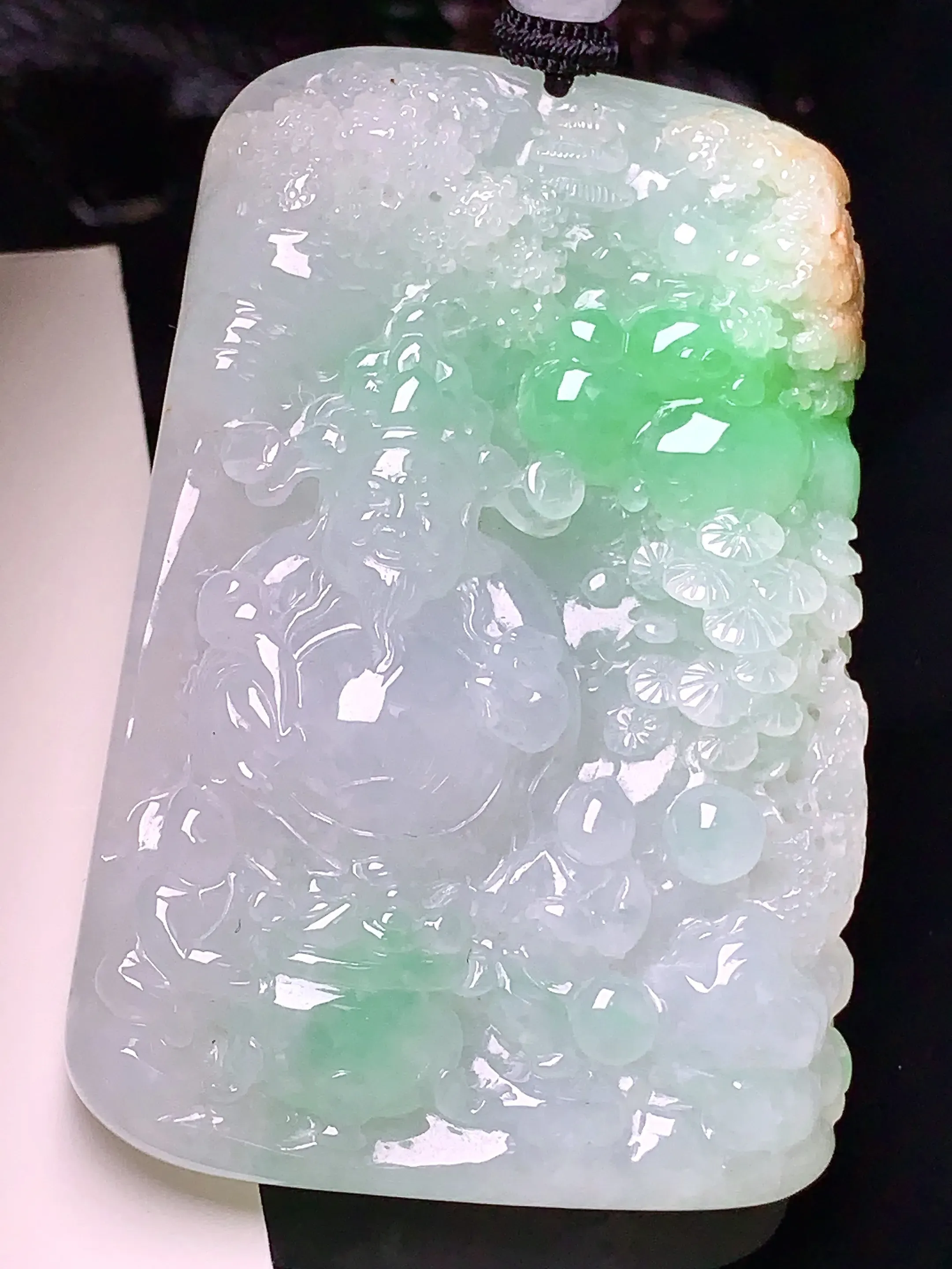 飘绿财神吊坠 玉质细腻 色泽清新艳丽 整体尺寸62*41.2*11.2