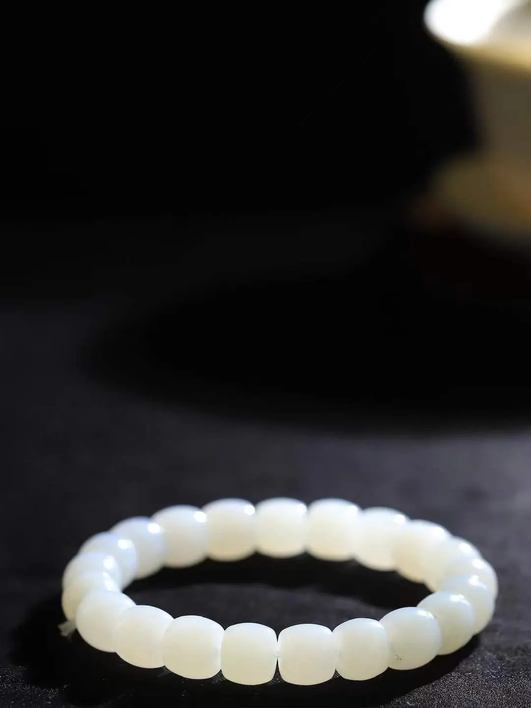 （老型珠.手串）

精品 和田玉白玉老型珠手串，玉质细腻油润 饱满光滑 质朴无华，悠远简单，人心境界远，百世修炼深，心灵常驻善意持，觉悟人生百世修。
重34.3克    尺寸取一8.9-9.8mm    10110800A