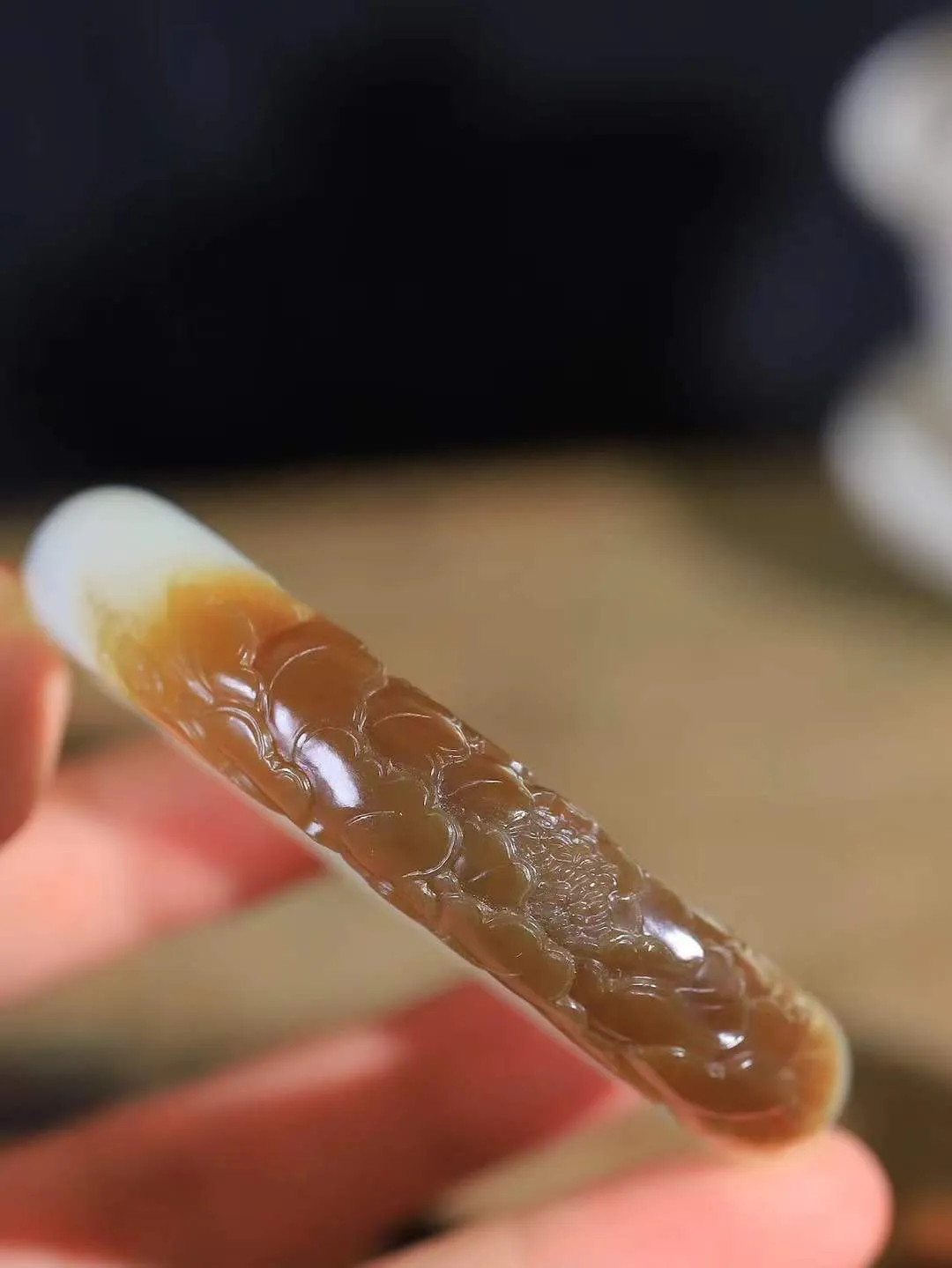 【蝶恋花.手镯】

精品和田玉糖白玉蝶恋花手镯，最是留不住，朱颜辞镜花辞树。镯型古朴典雅，镯面雕琢蝴蝶恋花，笔触细腻流畅，花瓣舒徐优美，似清香远飘，翩然起舞，蝶恋花，依依浓情，楚楚动人，萦绕腕间，尽显女性优雅风姿。
重72.5克   尺寸56.5-14-10.7mm  79113821T