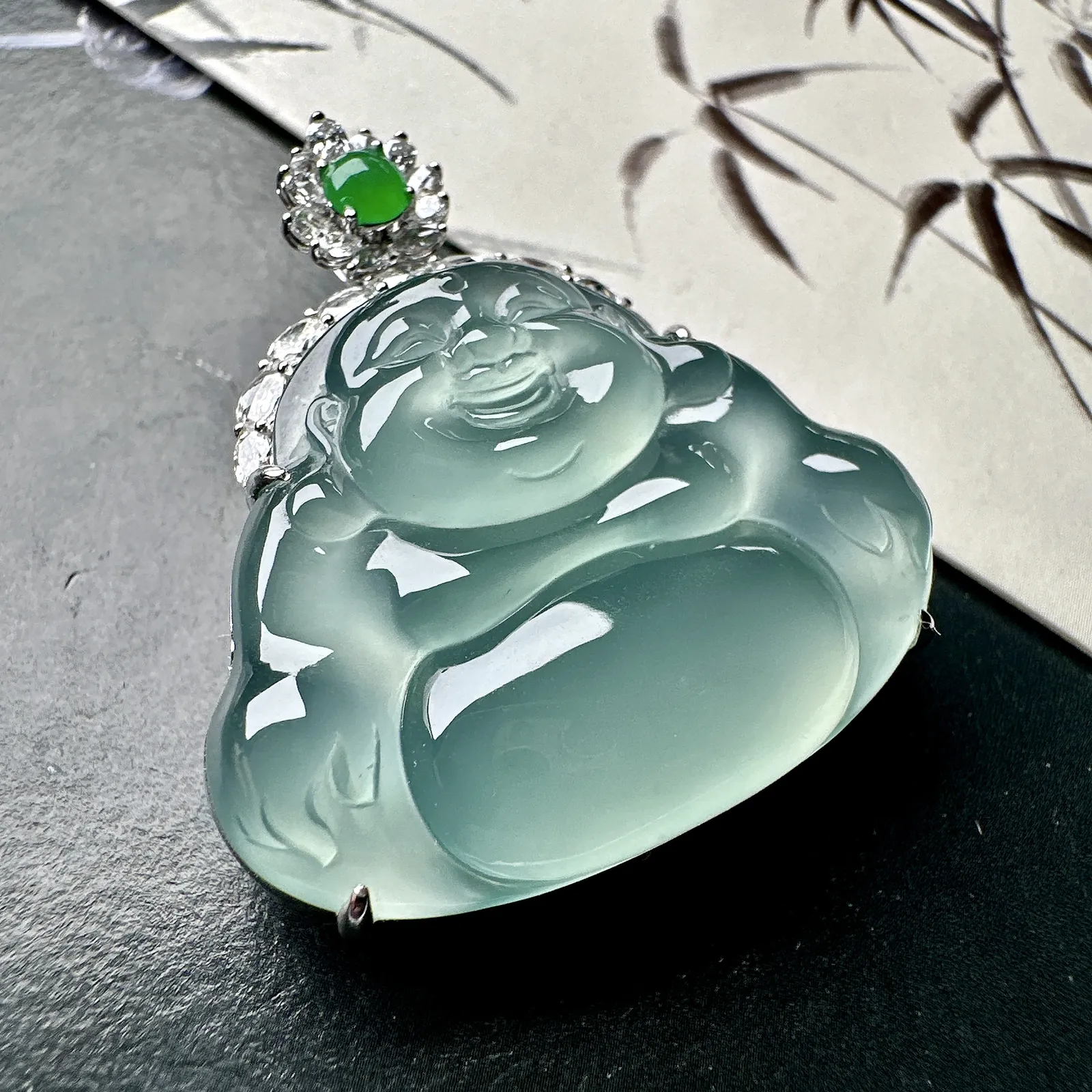 【冰种天空蓝正装观音】冰感动人，通透闪耀，光可鉴人，收藏佳品推荐。18k金钻镶嵌，裸石尺寸26.9*