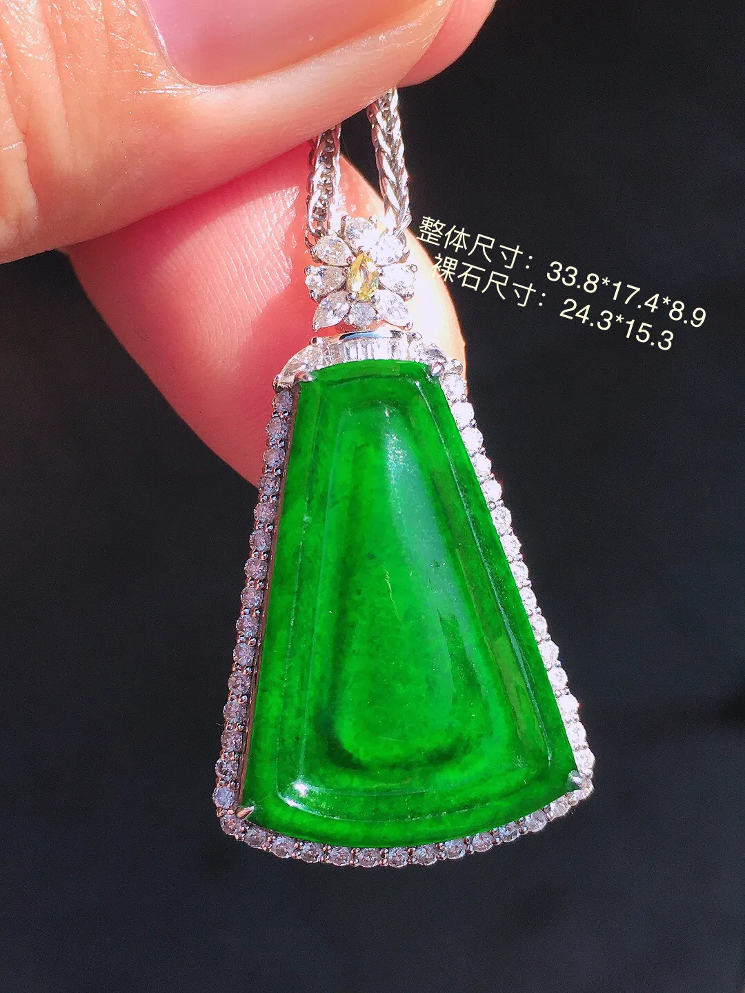 阳绿无事牌吊坠，色泽均匀艳丽，玉质细腻，荧光感超
强，饱满圆润，尽显优雅气质，18k
金豪华镶嵌