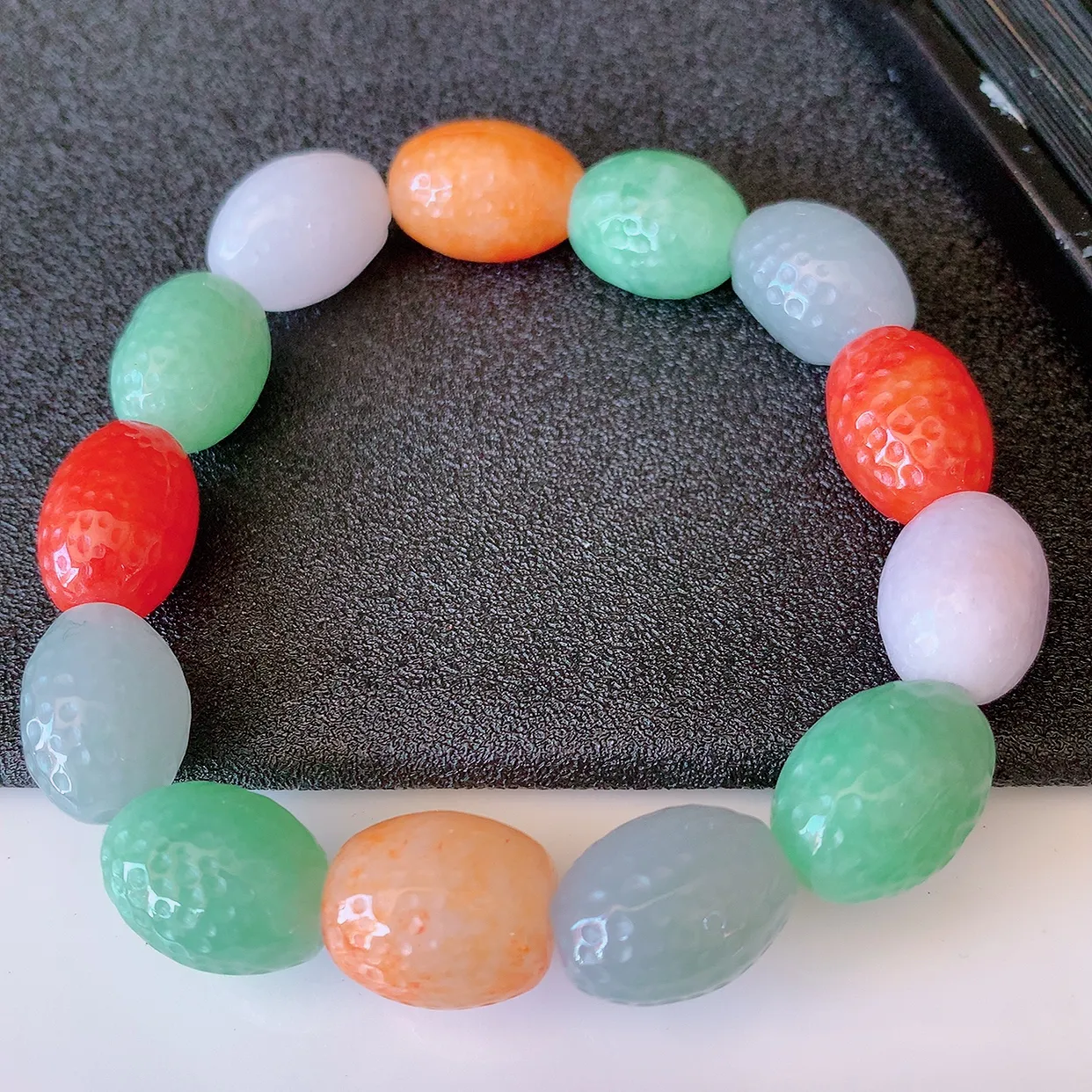 自然光实拍，冰润多宝翡翠核桃手链，多彩路路通翡翠手串，颜色丰富，料子细腻，高档大气，自戴送礼佳品！#46.7取一尺寸15*10.8mm