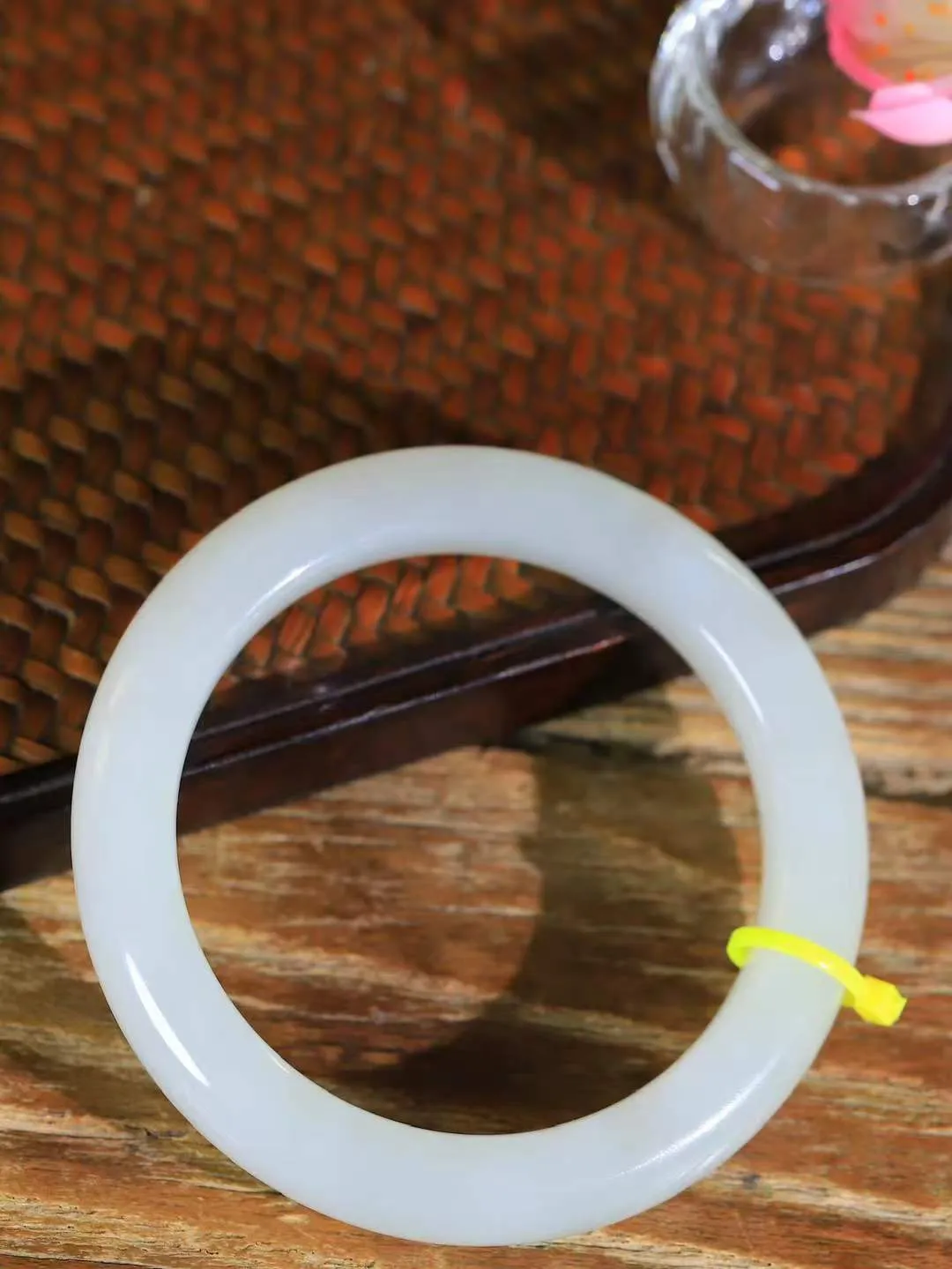 [温润如玉.手镯]

精品和田玉手镯。玉质温润细腻 油性十足 手感舒适，高华雅逸，线条流畅，简约大气，美自天成，素雅高贵。佩戴于腕间，婉约之美，举手投足间透出那份低调奢华。重64.6克 内径58.5mm尺寸11.7-10.3mm FDA-12110800