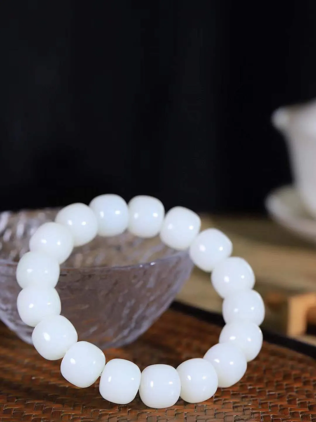 （老型珠.手串）

精品 和田玉白玉老型珠手串，也可做手持，玉质细腻油润 饱满光滑 质朴无华，悠远简单，人心境界远，百世修炼深，心灵常驻善意持，觉悟人生百世修。重74.4克    尺寸取一12.4-13.9mm    54110231L