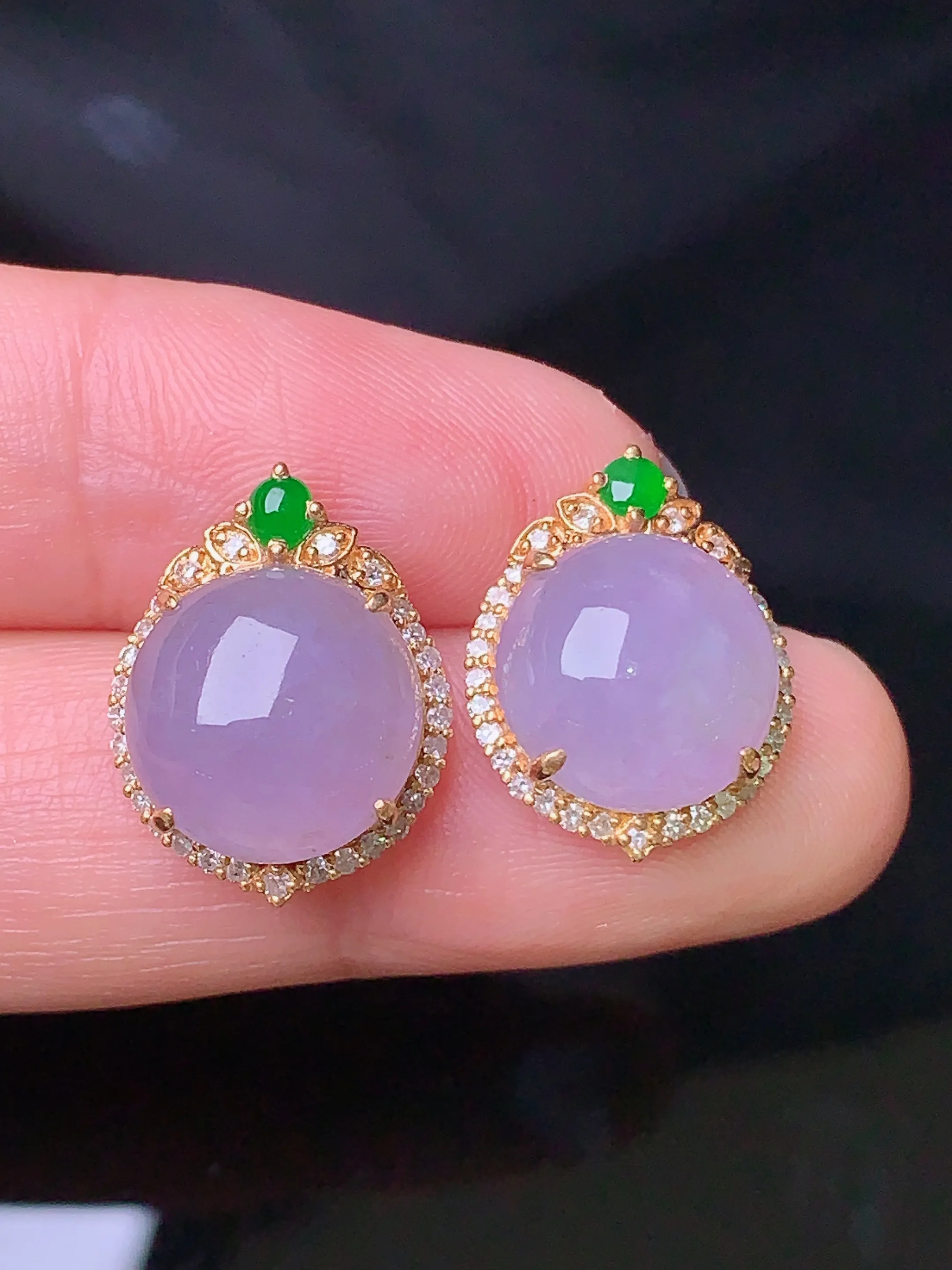 18k金钻镶嵌紫罗兰蛋面耳钉 玉质细腻 色泽清新艳丽 整体尺寸16.5*13.5*8.3