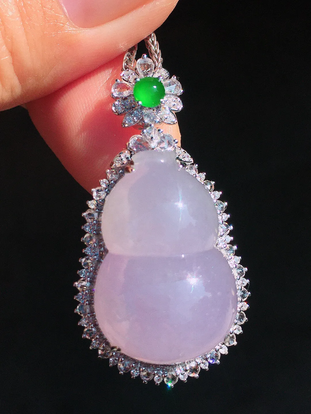 紫罗兰葫芦吊坠，色泽均匀艳丽，玉质细腻，荧光感超
强，饱满圆润，尽显优雅气质，18k
金豪华镶嵌