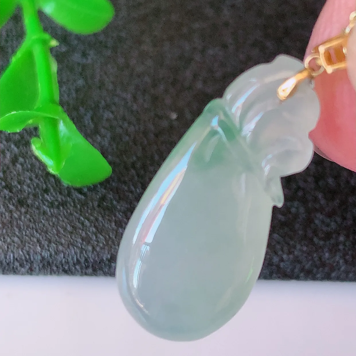 自然光实拍，18K金镶嵌冰种飘花翡翠招财钱袋子吊坠，寓意“代代有福，代代有财，腰缠万贯”玉质细腻，佩戴效果佳！#57.7