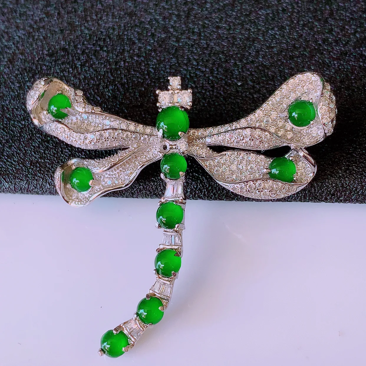 冰透满绿翡翠925银镶嵌蜻蜓胸针，自然光实拍，翠色灵动，颜色漂亮，种老水足，品相佳，佩戴佳品！#97.7整体37.5-42.5*10裸石4*4