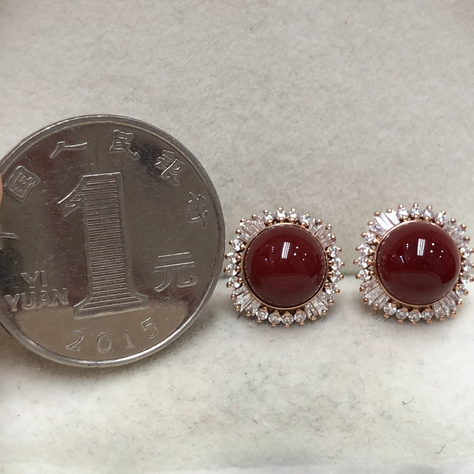 【天然阿卡赤血牛血红珊瑚8.4mm圆珠大钻满钻豪华镶嵌耳钉】日本深海阿卡材料，天然无添加无优化，赤血牛血红色，裸石尺寸为8.4*8.4*8.4mm，整体尺寸13.5*12.6*9.3mm，18k金大钻石满钻豪华镶嵌！重量4.31克。