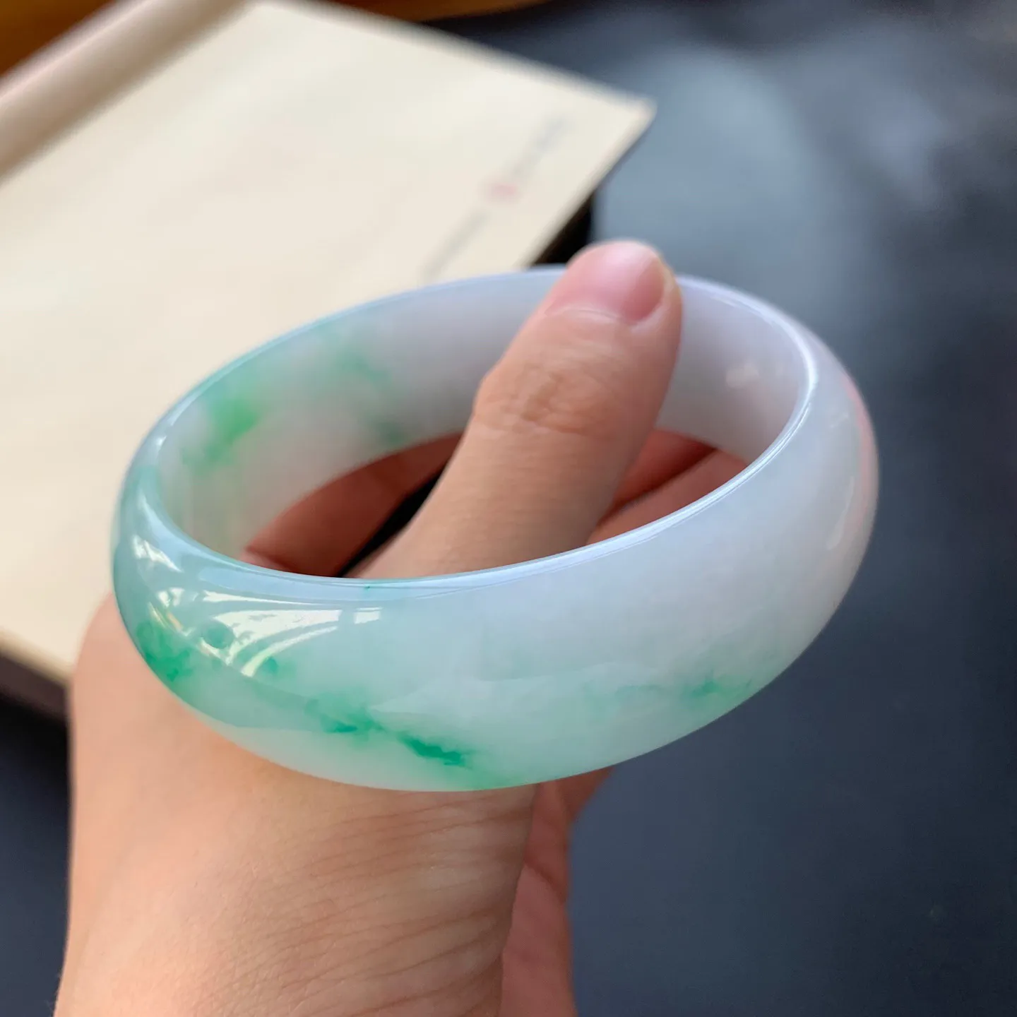 60.6圈口飘绿正圈手镯 尺寸：60.6-20-7.3，无纹裂，水润光滑，色泽靓丽