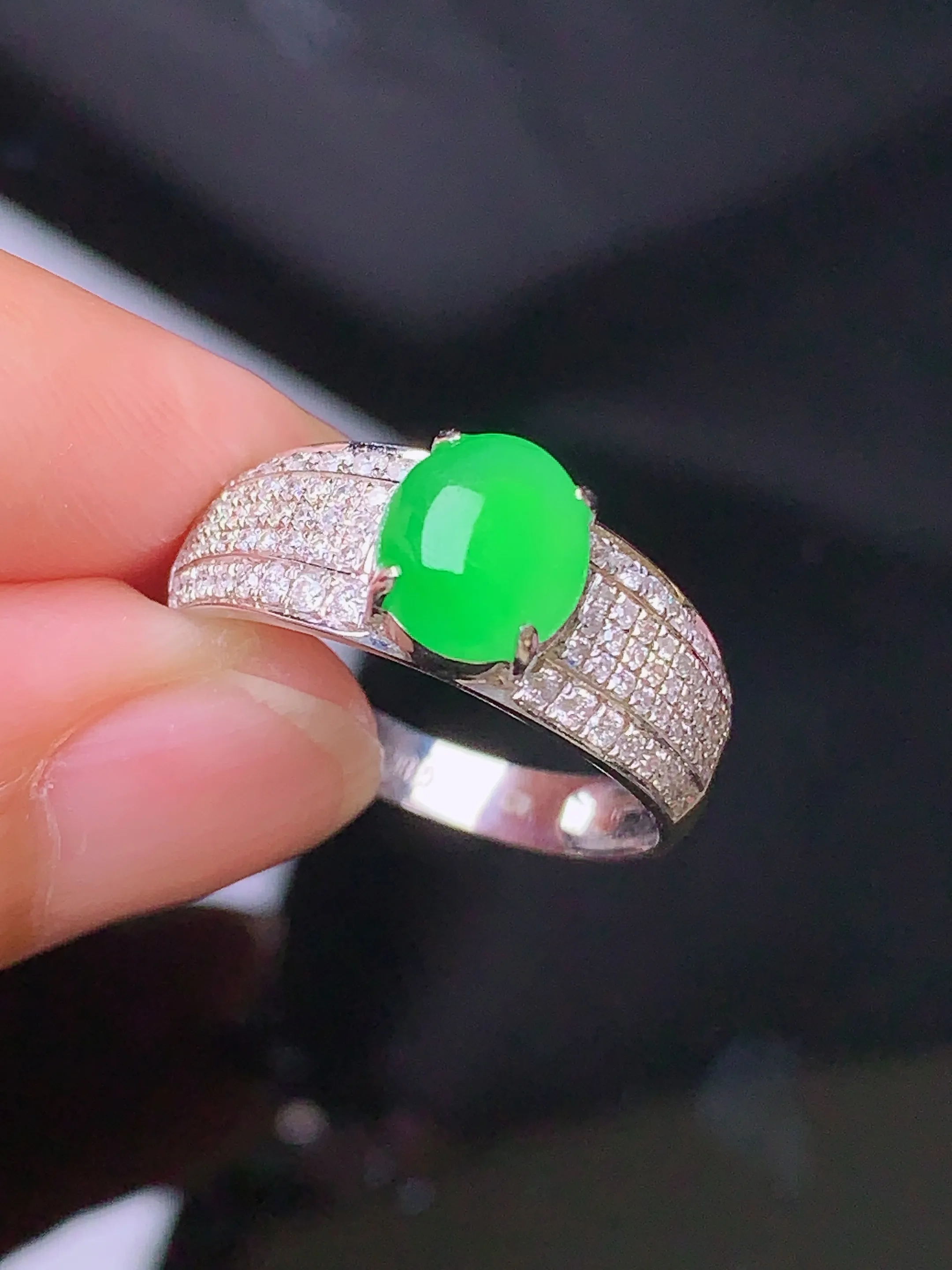 18k金钻镶嵌满绿蛋面戒指 玉质细腻 色泽清新艳丽 圈口15 整体尺寸7.2*6.3*3.8