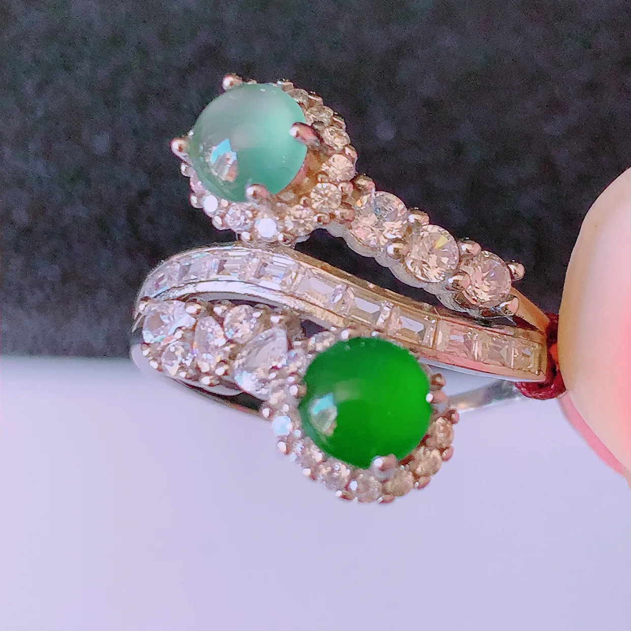 冰透满绿翡翠925银镶嵌戒指，自然光实拍，翠色灵动，颜色漂亮，种老水足，品相佳，佩戴佳品！#97.7（圈口可调大小）整体24.5-17.7-6.2裸石4.5*4.5