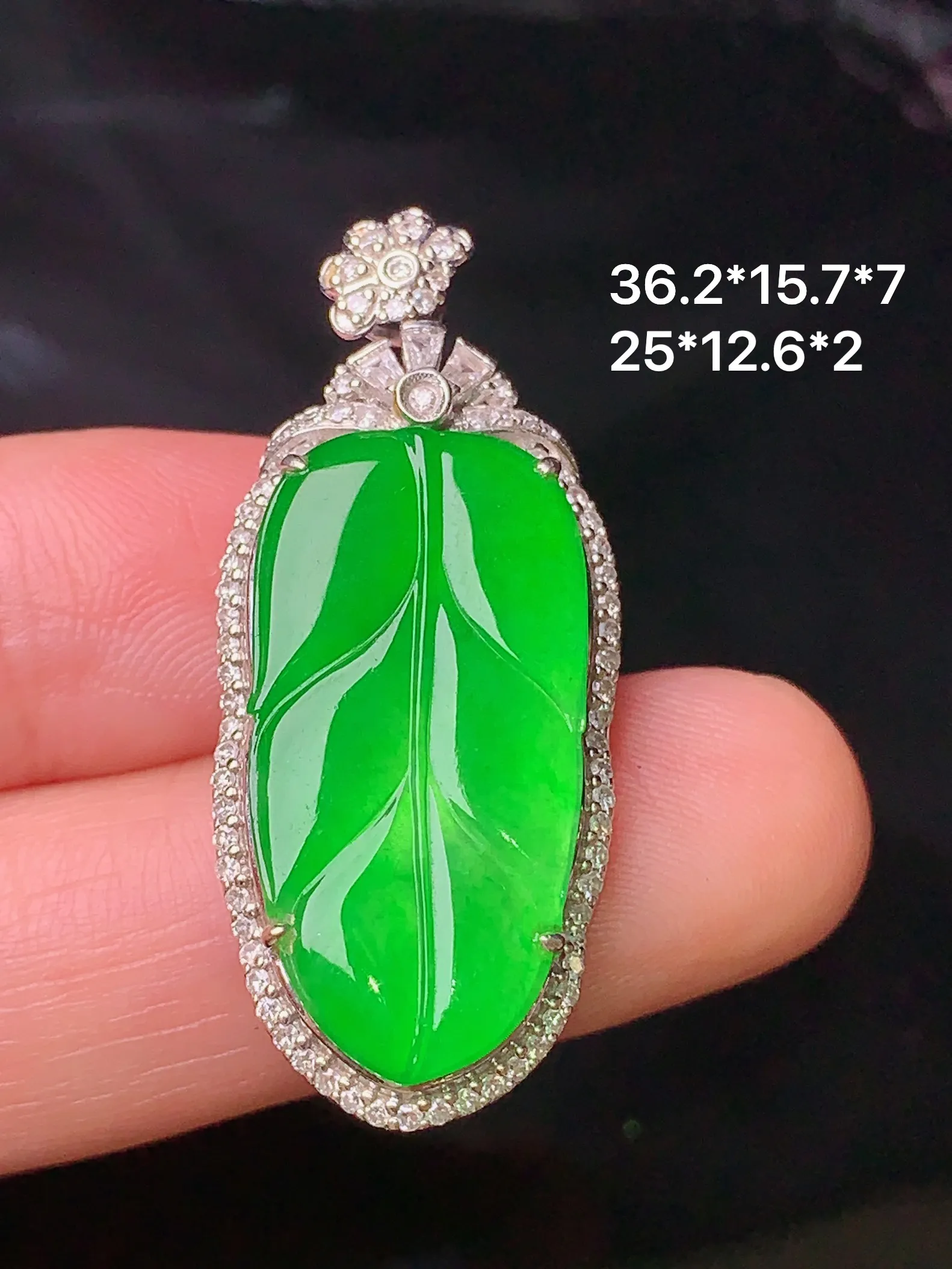 18k金钻镶嵌翠绿树叶吊坠 玉质细腻 色泽清新艳丽 整体尺寸36.2*15.7*7