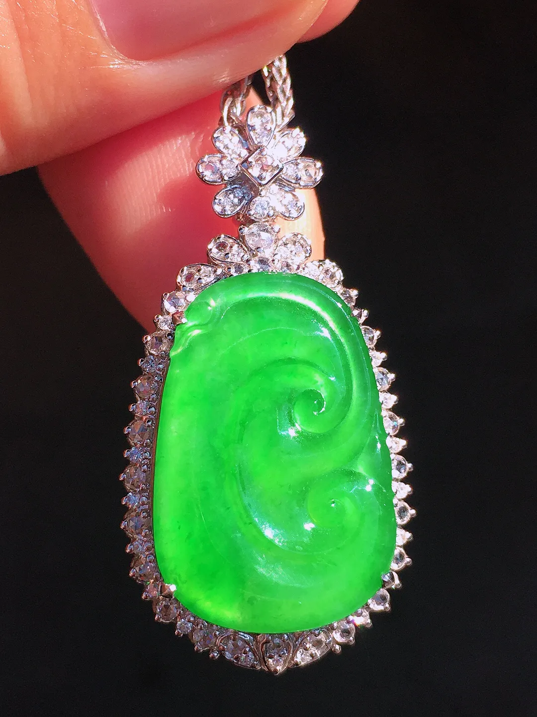 阳绿如意吊坠，色泽均匀艳丽，玉质细腻，荧光感超
强，饱满圆润，尽显优雅气质，18k
金豪华镶嵌