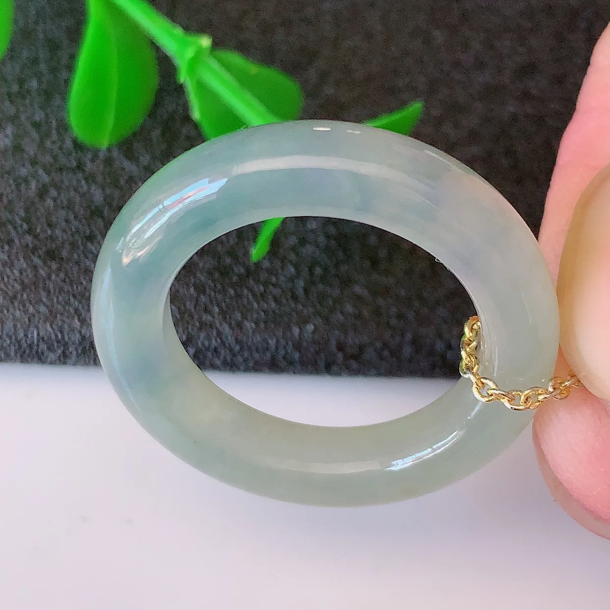 自然光实拍，17mm内径冰紫罗兰翡翠指环，玉戒指，玉质莹润，好精美好冰润的指环，14圈口，上手纤巧！