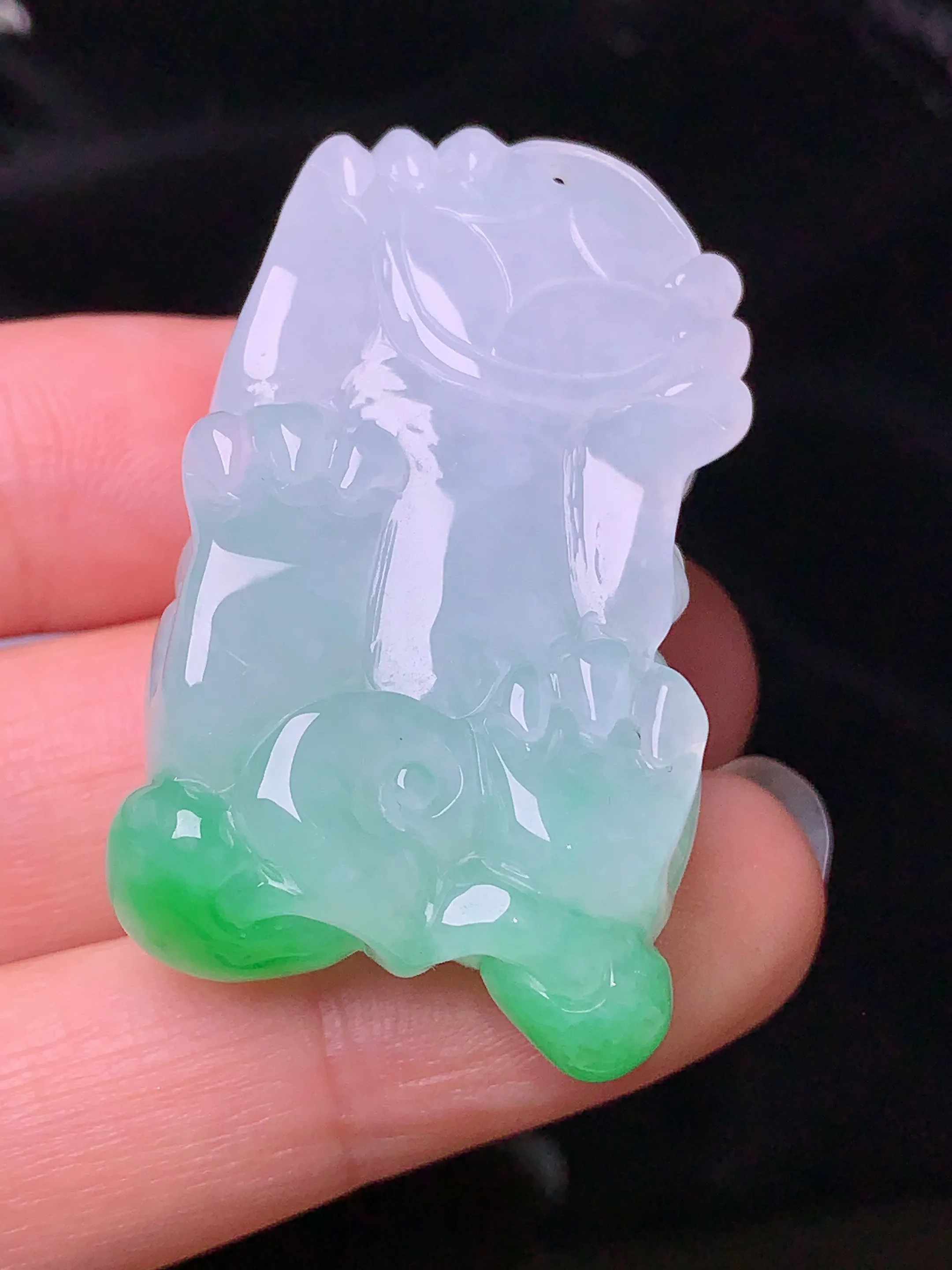 飘绿貔貅吊坠 玉质细腻 色泽清新艳丽 整体尺寸42*24.5*14.5