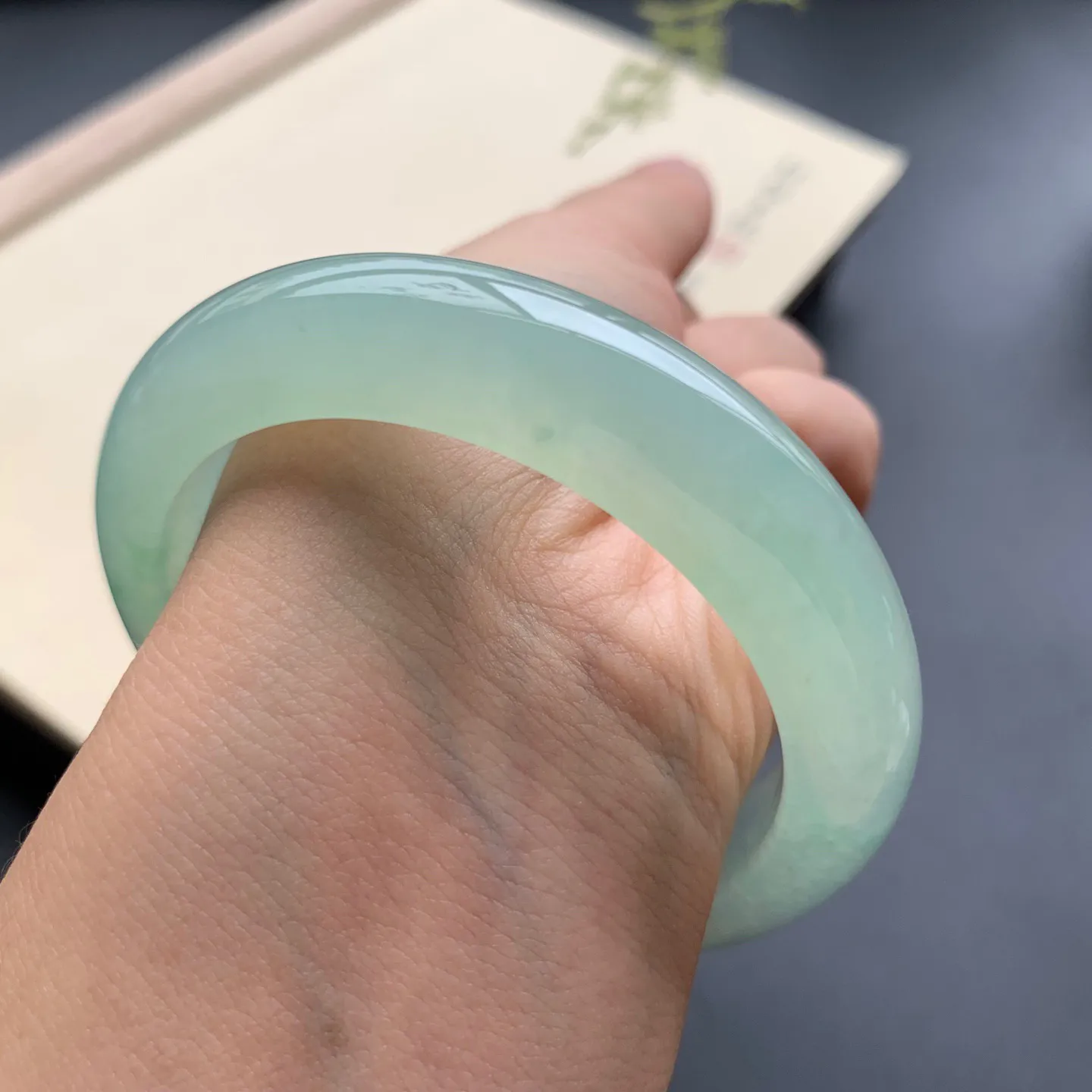 53.6圈口冰晴绿正圈手镯 尺寸：53.6-12.5-8.8，无纹裂，冰透水润，胶感十足