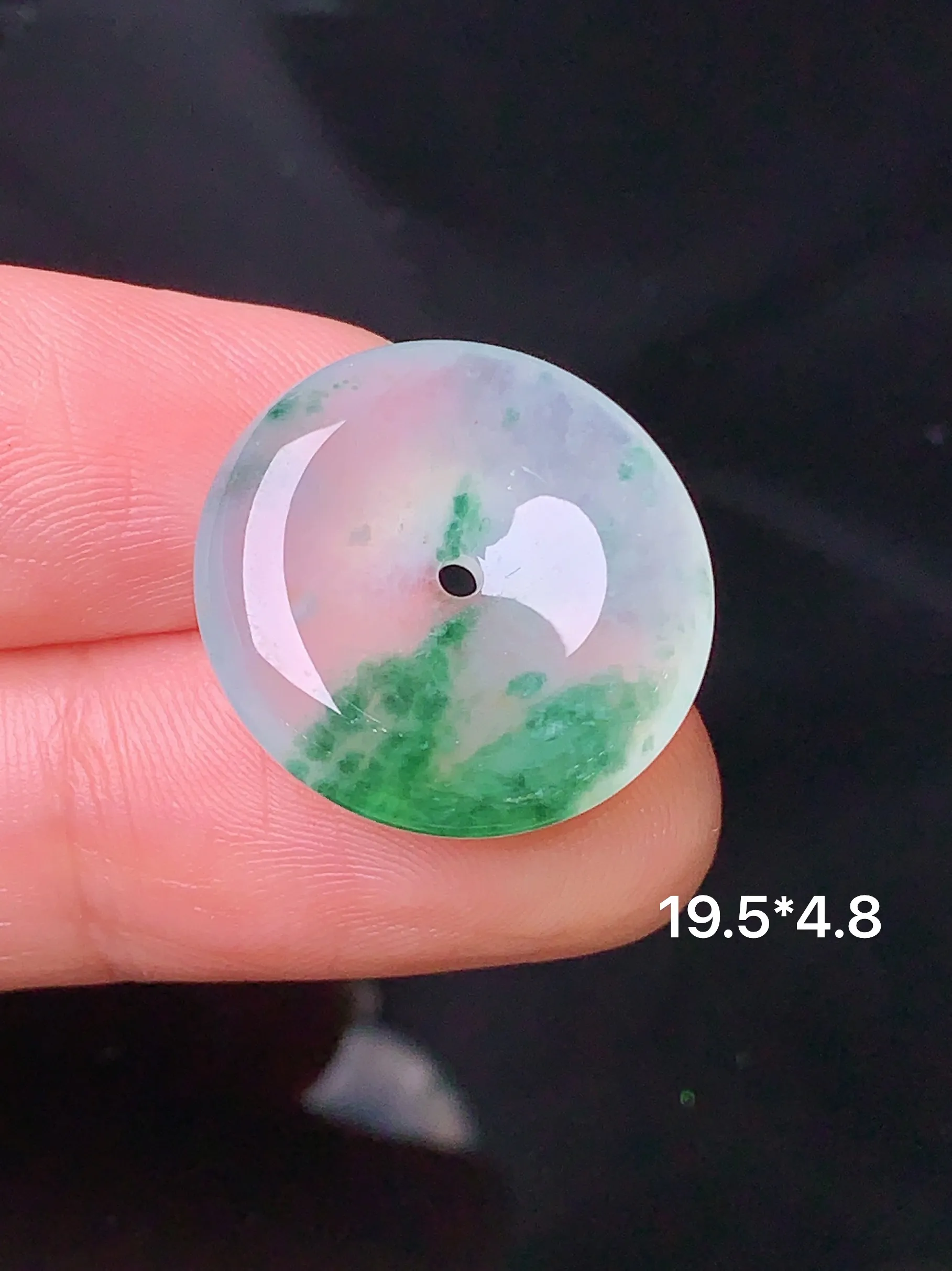 飘绿平安扣吊坠 玉质细腻 色泽清新艳丽 整体尺寸19.5*4.8