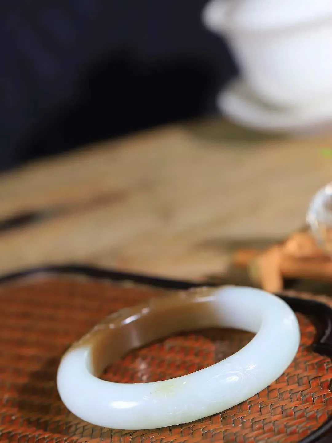 【蝶恋花.手镯】

精品和田玉糖白玉蝶恋花手镯，最是留不住，朱颜辞镜花辞树。镯型古朴典雅，镯面雕琢蝴蝶恋花，笔触细腻流畅，花瓣舒徐优美，似清香远飘，翩然起舞，蝶恋花，依依浓情，楚楚动人，萦绕腕间，尽显女性优雅风姿。
重72.5克   尺寸56.5-14-10.7mm  79113821T