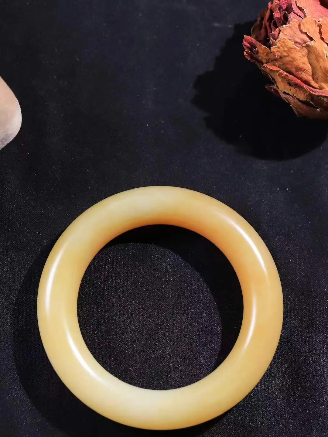 【玉佳人·手镯】

精品和田玉糖白玉圆条手镯 ，玉质细腻油润，做工细致精美，端庄素雅，亭亭玉立，芊芊素手。芊芊素手，怎能忘镯？秀美圆条，更显婀娜。内径54.5mm 尺寸13.3-12.7mm重85.2克 69110884T