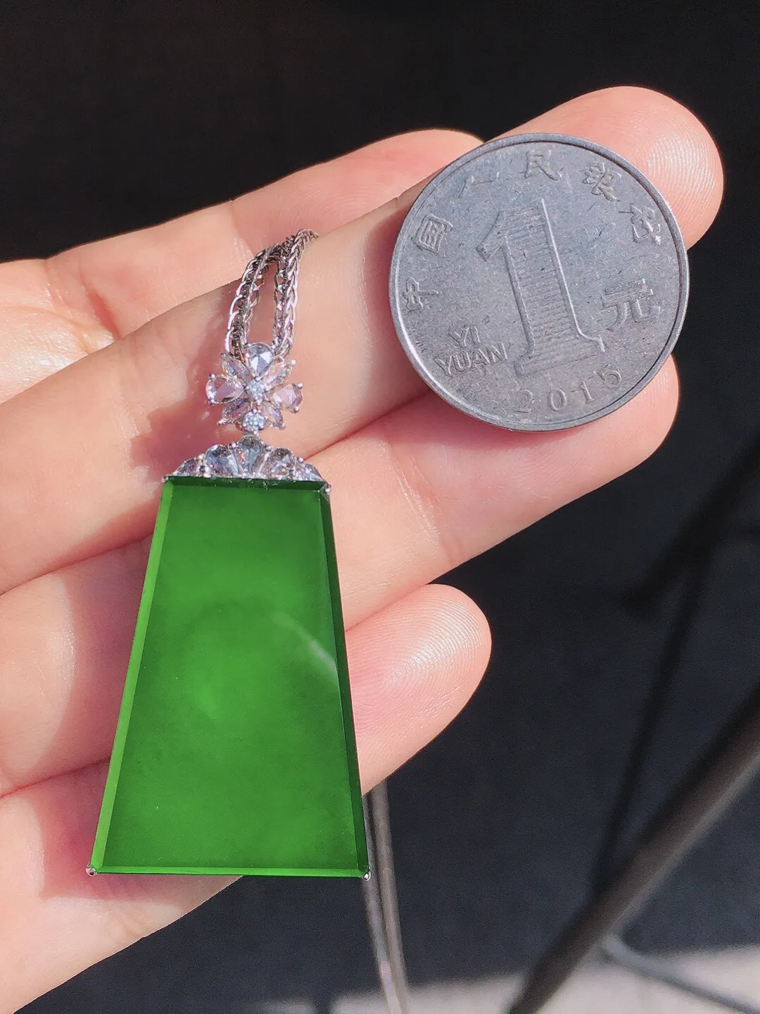 辣绿无事牌吊坠，色泽均匀浓郁，玉质细腻，荧光感超
强，饱满圆润，尽显优雅气质，18k
金豪华镶嵌