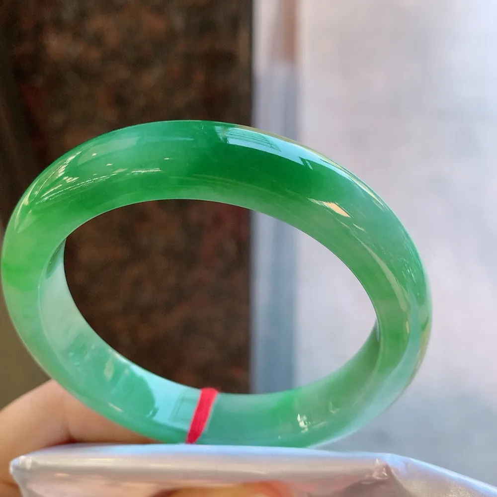 正圈一大节辣绿 无瑕 尺寸:58.1/12.1/9.1 色辣