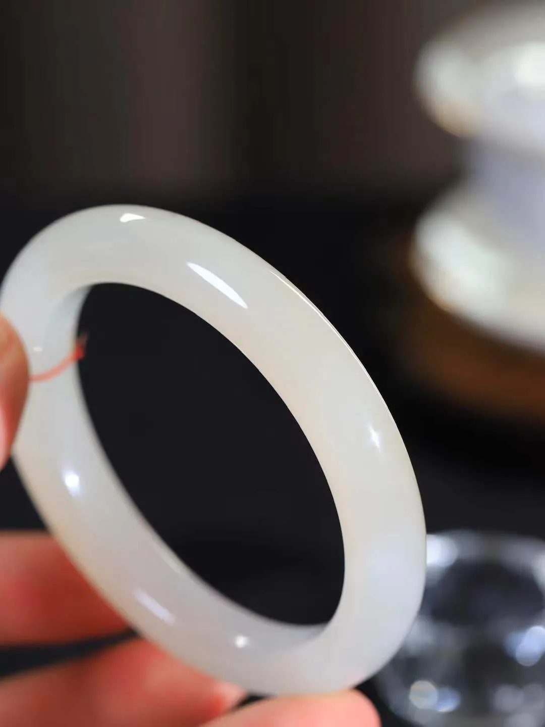 （一见倾心.手镯）

精品️和田玉糖白玉手镯，玉质温润细腻 油性十足 手感舒适，高华雅逸，线条流畅，简约大气，美自天成，素雅高贵。佩戴于腕间，婉约之美，举手投足间透出那低调奢华。重59克  尺寸58-11.6-9.9mm FDA79110826