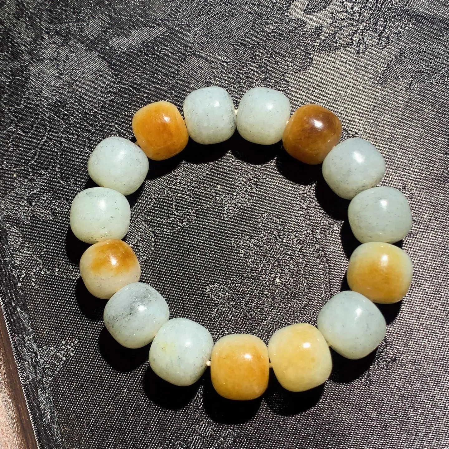 新疆和田玉楼兰三色老型珠手串。单颗尺寸13/15重70.5克。玉质细腻油润。手推出油。佩戴高端典雅。lt251107