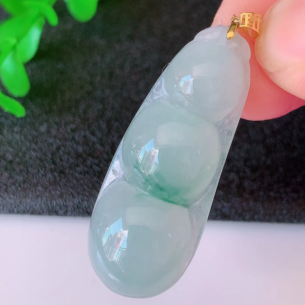 18K金镶嵌冰种飘花翡翠福豆吊坠，种老水足，雕工精湛 ，寓意美好，佩戴时尚出众！#49.7